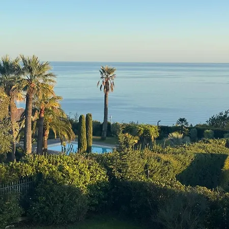 Beautiful 5 Bedroom With Sea View & Pool Villa *
