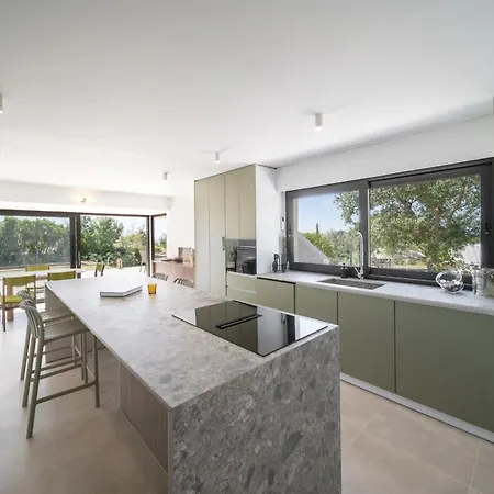 Beautiful 5 Bedroom With Sea View & Pool Villa *