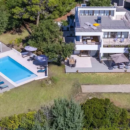 Beautiful 5 Bedroom With Sea View & Pool *